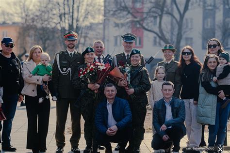 Uroczystości na Placu Majora Gryczmana w Nowej Dębie z udziałem wojska i mieszkańców