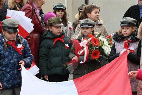 Uczestnicy uroczystości składają kwiaty pod Pomnikiem Niepodległości