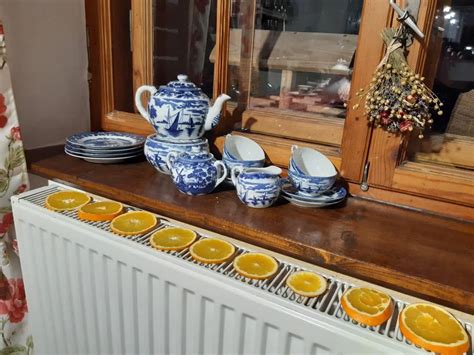 Ilustracja przedstawiająca plasterki pomarańczy suszące się na kaloryferze.