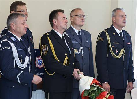 Schemat przedstawiający współpracę administracji państwowej z innymi służbami w zakresie bezpieczeństwa narodowego.