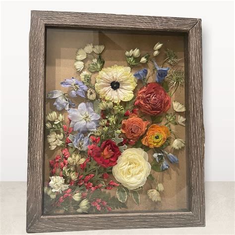 Ilustracja przestrzennej kompozycji typu shadow box w głębokiej ramce