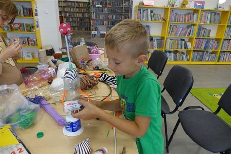 Dzieci tworzące kije deszczowe z materiałów recyklingowych