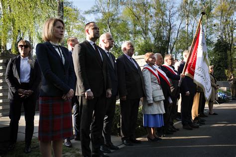Zdjęcie z uroczystości upamiętniającej ofiary Zbrodni Katyńskiej z udziałem rodzin i przedstawicieli władz