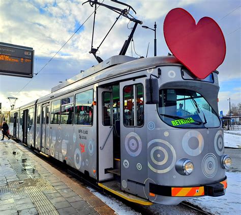 Udekorowany tramwaj walentynkowy