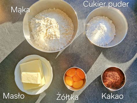 Składniki do przygotowania mazurka śliwkowego: mąka, masło, cukier, jajka, suszone śliwki, powidła, orzechy włoskie