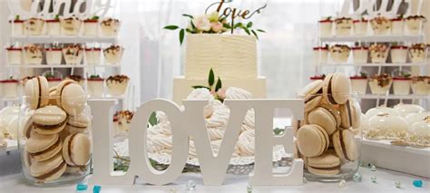 elegancki candy bar z różnymi słodkościami, w tym makaronikami