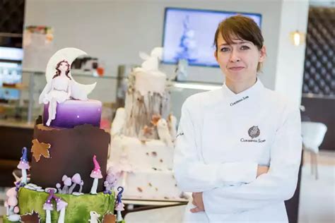 Jowita podczas dekorowania tortu