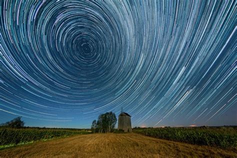 Zdjęcie nocnego nieba z widoczną pierwszą gwiazdką