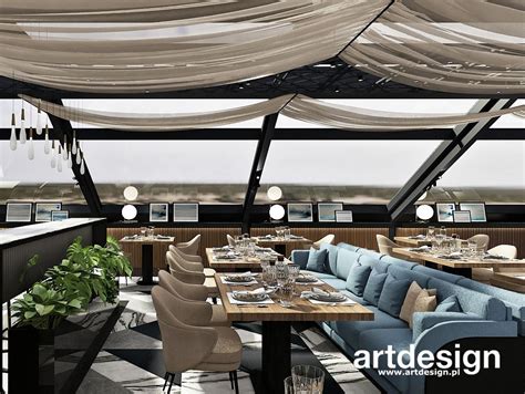 Fotografia przedstawiająca wnętrze eleganckiej restauracji hotelowej.
