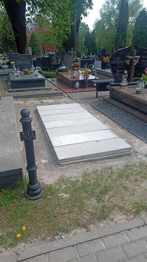 zdjęcie przedstawiające namioty i sprzęt rozstawiony nad grobem na cmentarzu