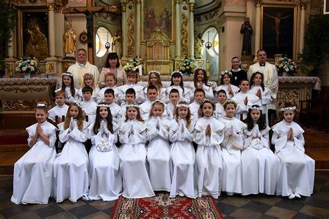 Zdjęcie grupowe dzieci pierwszokomunijnych.
