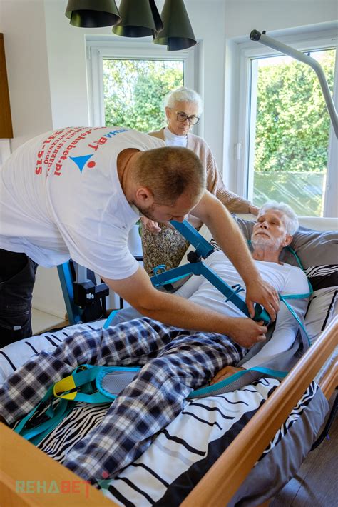 Ilustracja przedstawiająca zestresowanego opiekuna pochylającego się nad starszą osobą w łóżku.