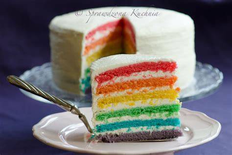 Kolorowy tort tęczowy.