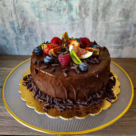 Mini tort czekoladowy z owocami i kremem.