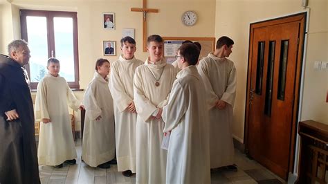Grupa ministrantów w strojach liturgicznych