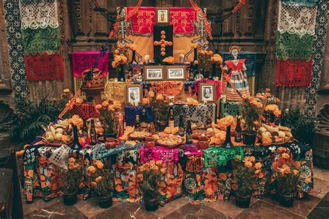 Przykład domowego ołtarza (ofrenda) na Día de los Muertos