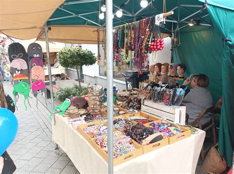 Ilustracja przedstawiająca japońskie uliczne stragany (yatai) z jedzeniem.