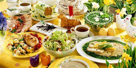 Zdjęcie przedstawiające bogato udekorowany stół wielkanocny z tradycyjnymi potrawami.
