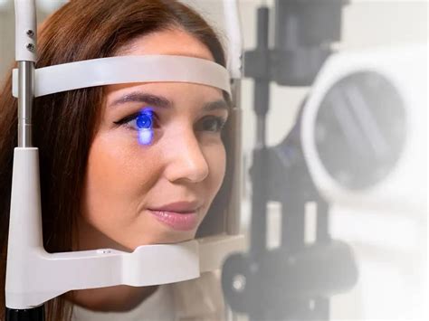 Zbliżenie na realistycznie wykonaną sztuczną ranę z wykorzystaniem cieniowania