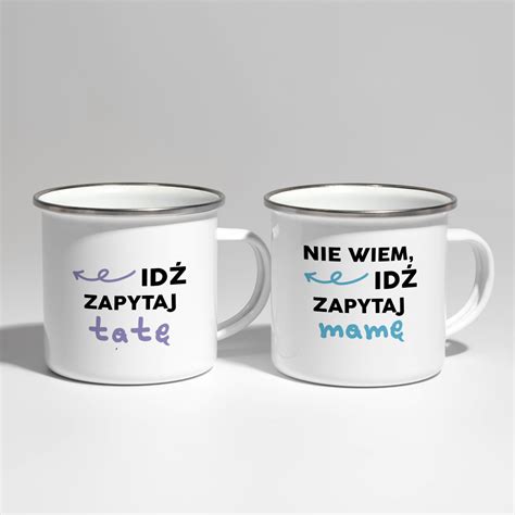 Ilustracja przedstawiająca różne personalizowane prezenty dla rodziców: kubki, szklanki, poduszki, skarpetki