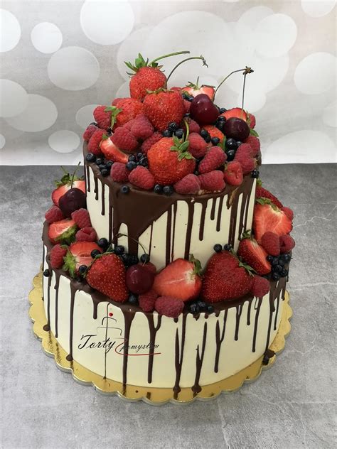 nowoczesny tort typu drip cake z owocami