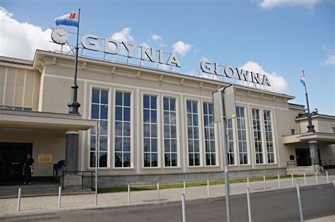 Architektura Teatru Gdynia Główna, widok wejścia do podziemi dworca PKP