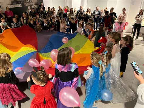 Zdjęcie pracowników Biedronki bawiących się na balu