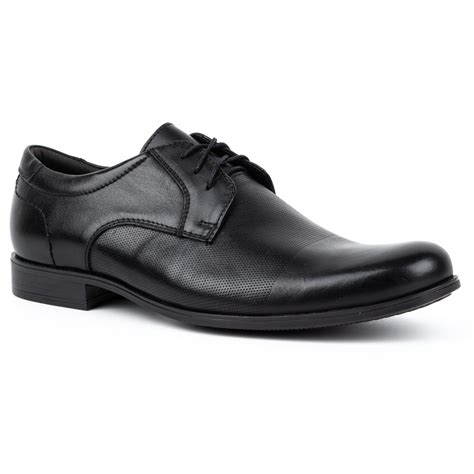 Zdjęcie przedstawiające eleganckie czarne buty męskie typu Oxford.