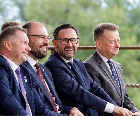 Politycy PiS nad jeziorem, grillujący ryby