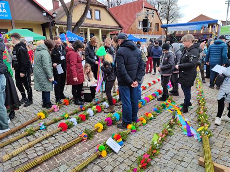 Wysoka, wielometrowa palma wielkanocna podczas konkursu w Lipnicy Murowanej