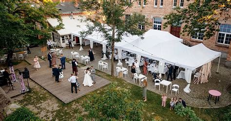 zdjęcie zimowego ogrodu restauracji Spokojna 15 z oświetlonymi drzewami