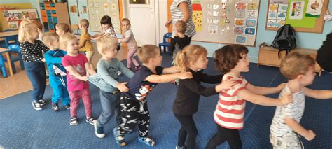 Zdjęcie dzieci biorących udział w Easter Egg Hunt w przedszkolu.