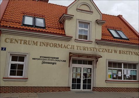 Przewodnicy Jasnogórskiego Centrum Informacji podczas oprowadzania grupy turystów.