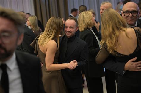 zdjęcie uczestników balu charytatywnego w Miechowie, w tym barmanów serwujących koktajle