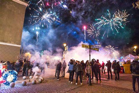 zdjęcie placu targowego wypełnionego ludźmi w noc sylwestrową