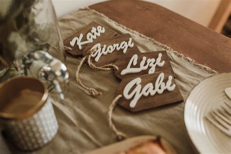 kolaż zdjęć tablic rejestracyjnych ślubnych w różnych stylach: boho, glamour, drewniane