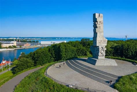 Symboliczne zdjęcie Westerplatte z flagą Polski