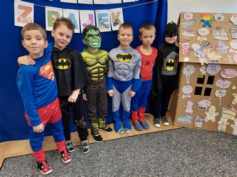 Grupa dzieci przebranych za bohaterów z kreskówki „Scooby-Doo”, stroje wykonane z elementów z second handu.