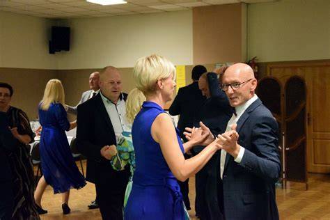 Ilustracja przedstawiająca tańczące pary w andrzejkowej atmosferze