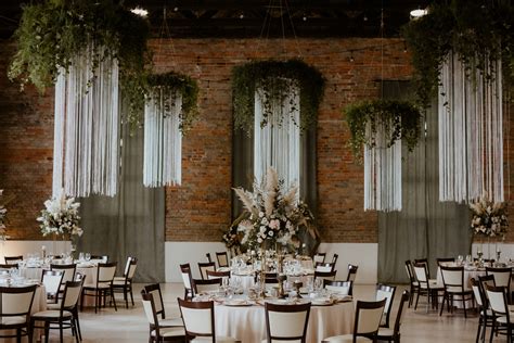 Elegancka sala bankietowa z udekorowanymi stołami i parkietem do tańca