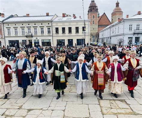 Zdjęcie grupowe maturzystów i dyrekcji szkoły podczas poloneza