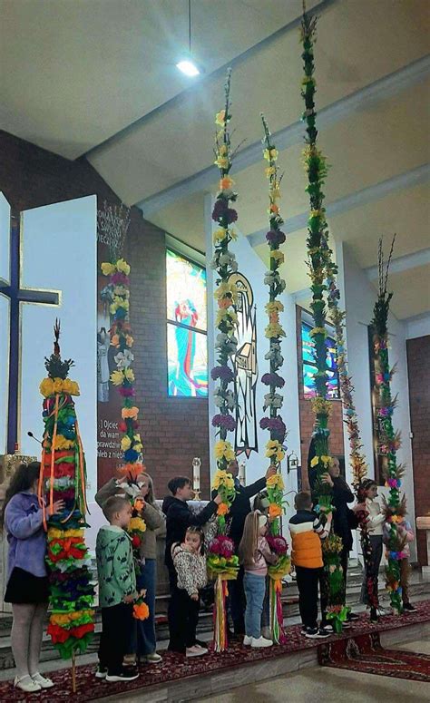 Palmy wielkanocne sprzedawane przed Katedrą Radomską