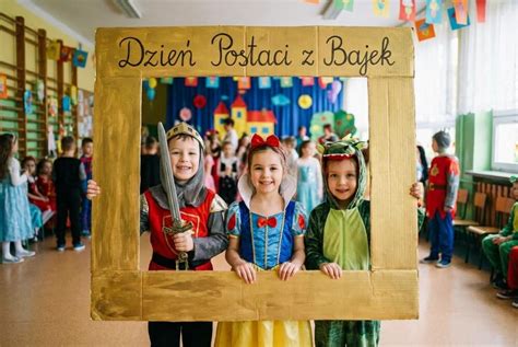 Dzieci w strojach postaci z bajek i filmów prezentujące się na szkolnym balu