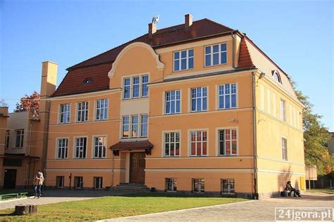 zdjęcie budynku II Liceum Ogólnokształcącego im. Cypriana Kamila Norwida w Jeleniej Górze