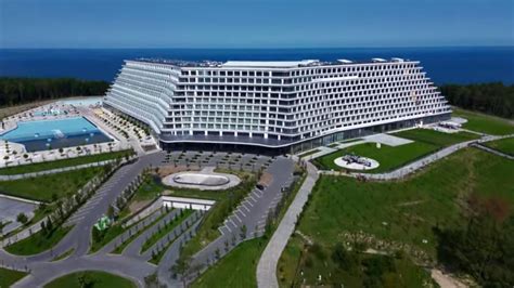 zdjęcie poloneza maturzystów z jeleniogórskiego Norwida w Hotelu Gołębiewski