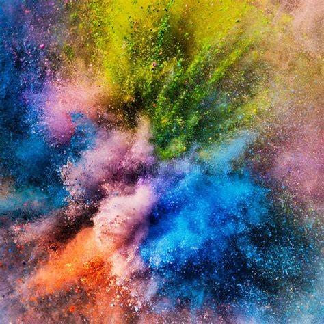 Kolorowy proszek unoszący się w powietrzu podczas festiwalu Holi