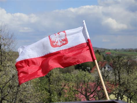 zdjęcie flag Polski powiewających nad mostem na rzece Drwęca