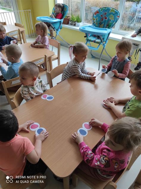 Dzieci siedzące w kręgu podczas rozmowy o tradycji andrzejkowej.