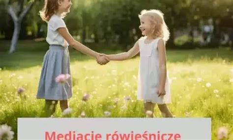 Dzieci kładące ręce na „Kluczu do dobra” podczas rytuału zakończenia dnia.