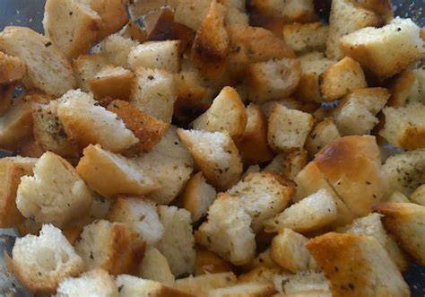 Grzanki z chleba na blasze w piekarniku